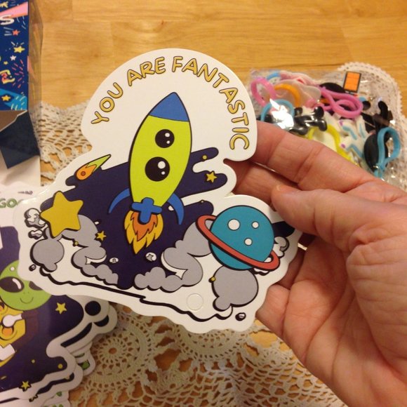 Valentine's Day Cards with gift keychains, spacemen, aliens and planets - Picture 8 of 10